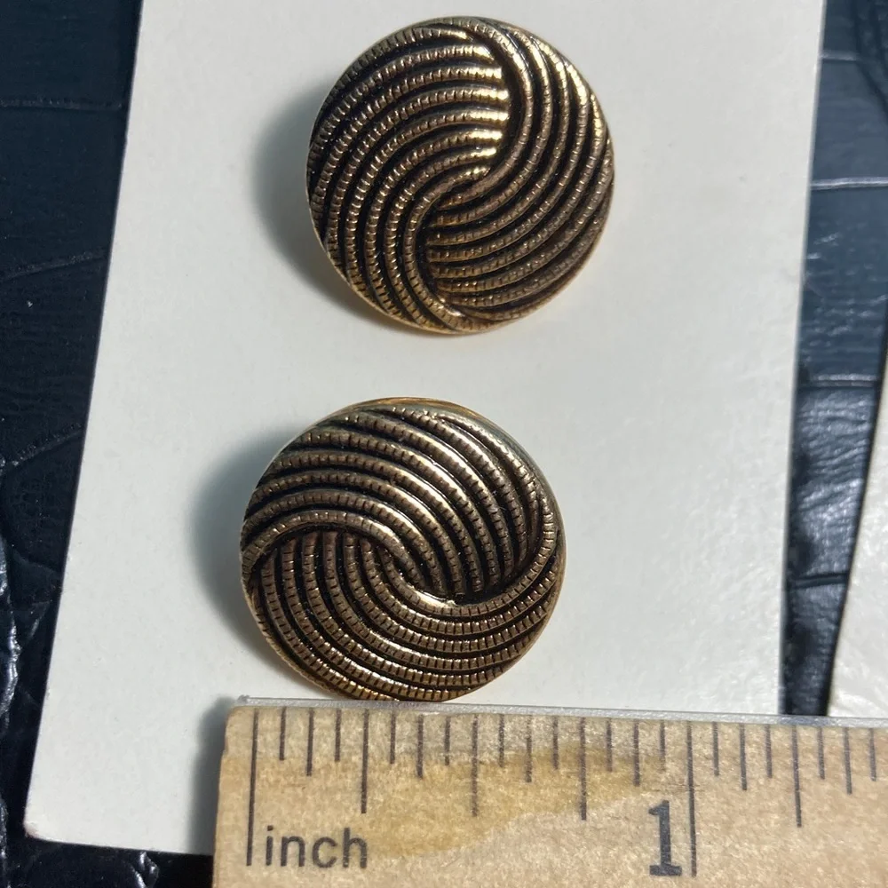 5‎ for $10: 8 Streamline Gold Swirl Button Set approx 3/4” each